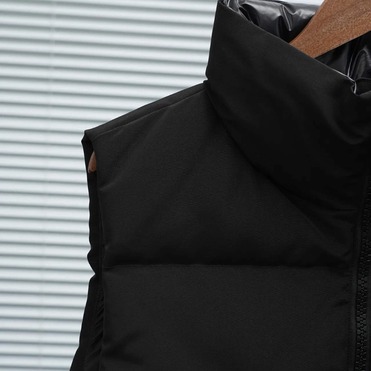 P600 2267WB Grandview black label women's short vest. Constructed from Arctic Tech recycled fabric®, it features a cinchable hem for sleek styling and storage. Color: Black Size: XS S M L XL
